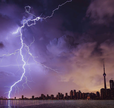 Mastering Lightning Photography: DSLR vs. Smartphone